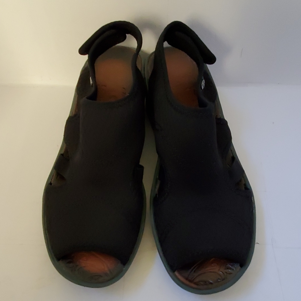 BZEES sandals